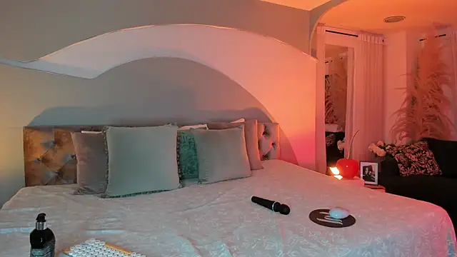 Elizabeth clark  online show from 11/12/25, 07:46