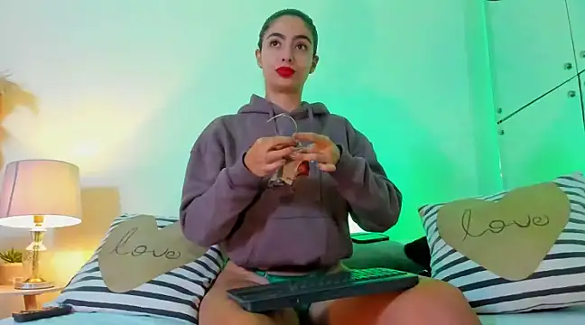 Snapshot of Angell-Bell- chatting on 03/17/25, 01:50 Angell-Bell- online show from 03/17/25, 01:50