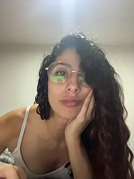 Snapshot of Angell-Bell- chatting on 10/21/25, 02:01 Angell-Bell- online show from 10/21/25, 02:01