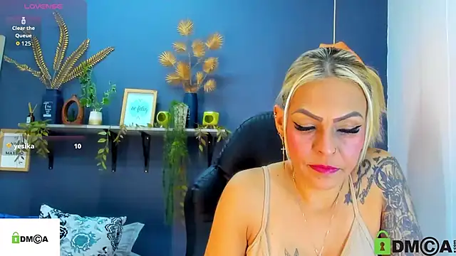 Snapshot of yessila_parker chatting on 10/24/25, 02:30 yessila parker online show from 10/24/25, 02:30