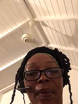 Snapshot of Ladyzee25 chatting on 09/14/25, 04:00 Ladyzee25 online show from 09/14/25, 04:00