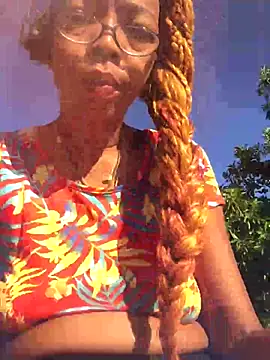 Snapshot of Ladyzee25 chatting on 10/16/25, 12:17 Ladyzee25 online show from 10/16/25, 12:17