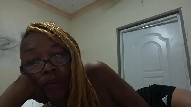 Snapshot of Ladyzee25 chatting on 10/19/25, 09:21 Ladyzee25 online show from 10/19/25, 09:21