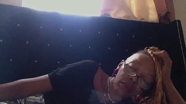 Snapshot of Ladyzee25 chatting on 10/21/25, 02:29 Ladyzee25 online show from 10/21/25, 02:29