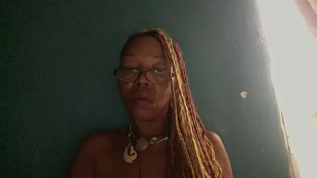 Snapshot of Ladyzee25 chatting on 10/24/25, 12:56 Ladyzee25 online show from 10/24/25, 12:56