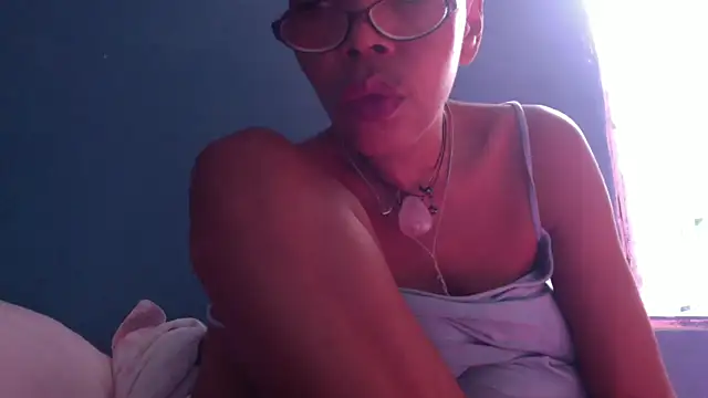 Snapshot of Ladyzee25 chatting on 10/30/25, 06:19 Ladyzee25 online show from 10/30/25, 06:19