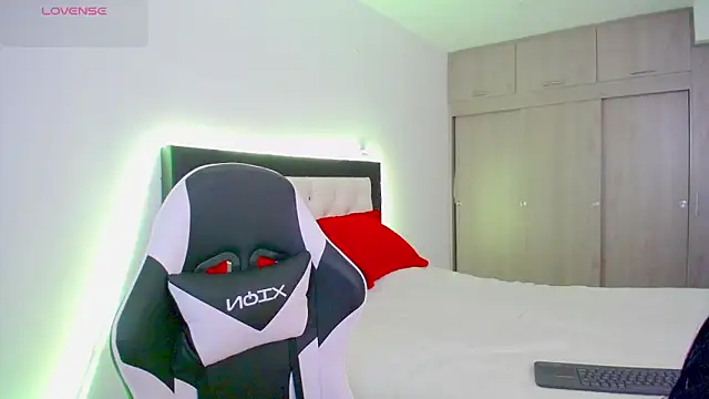 CarolinneFiotti online show from 11/19/25, 02:50