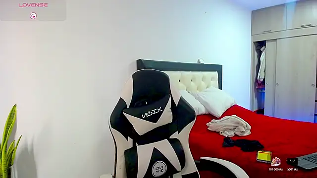 CarolinneFiotti online show from 12/03/25, 01:42