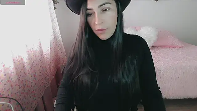 luna lgomez  online show from 11/11/25, 12:38