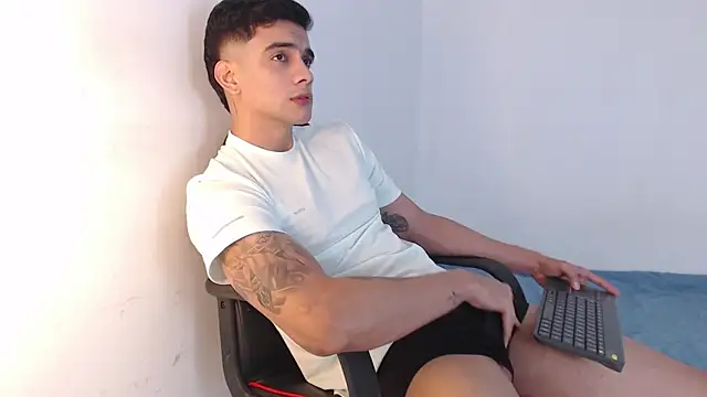 Snapshot of adam_levis17 chatting on 11/13/25, 06:01 adam levis17 online show from 11/13/25, 06:01