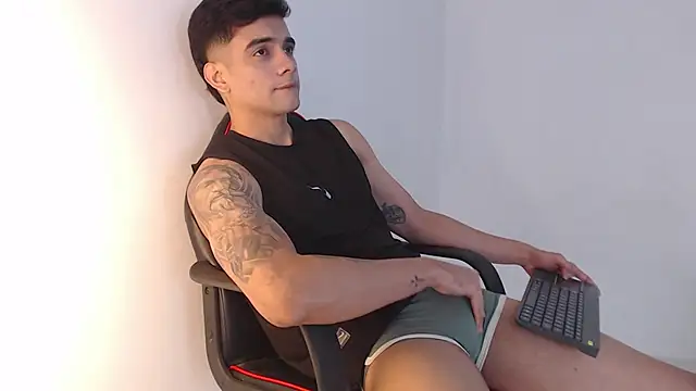 Snapshot of adam_levis17 chatting on 11/23/25, 05:07 adam levis17 online show from 11/23/25, 05:07