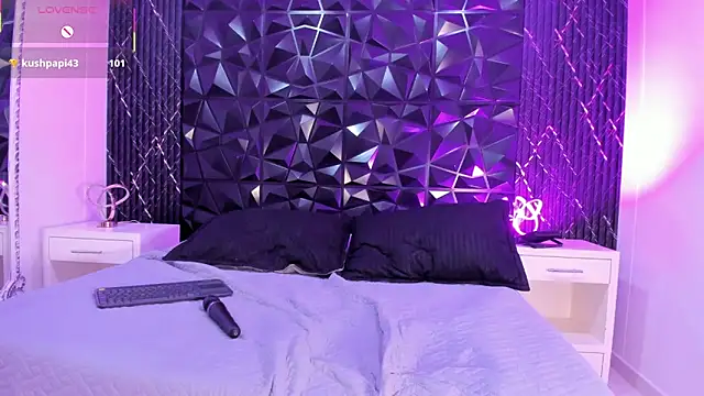 Snapshot of HileySweet chatting on 03/13/25, 06:45 HileySweet online show from 03/13/25, 06:45