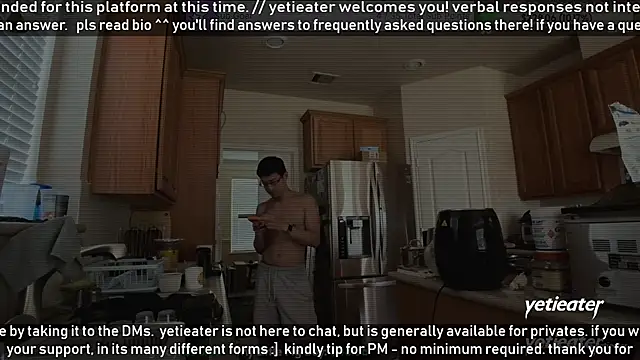 Snapshot of yetieater chatting on 05/21/26, 05:42 yetieater online show from 05/21/26, 05:42
