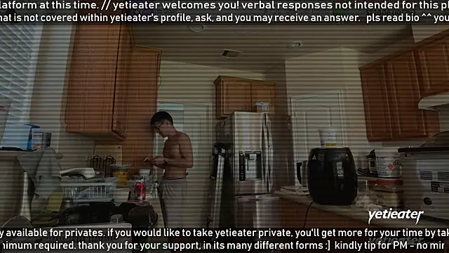 Snapshot of yetieater chatting on 06/08/26, 04:07 yetieater online show from 06/08/26, 04:07