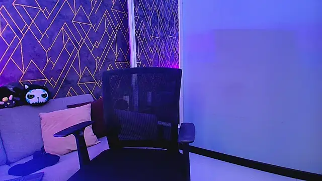 Snapshot of Tahara_Romanov chatting on 09/18/25, 03:47 Tahara Romanov online show from 09/18/25, 03:47