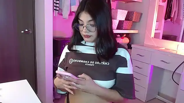 Snapshot of _Camilaaa_ chatting on 09/24/25, 12:52  Camilaaa  online show from 09/24/25, 12:52