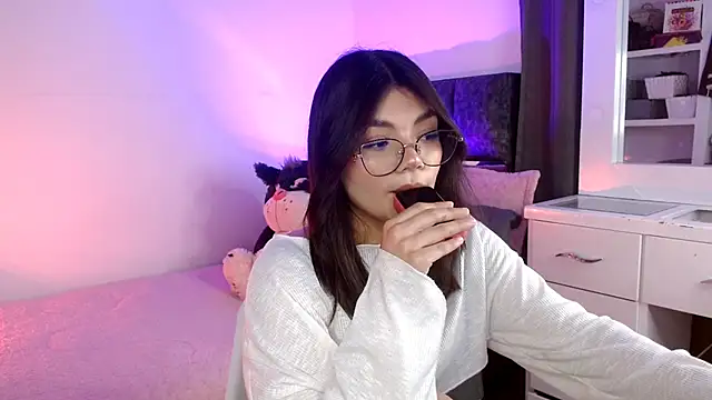 Snapshot of _Camilaaa_ chatting on 10/25/25, 06:43  Camilaaa  online show from 10/25/25, 06:43