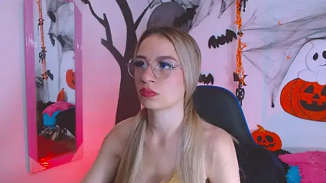 hannah 026 online show from 10/28/25, 10:41