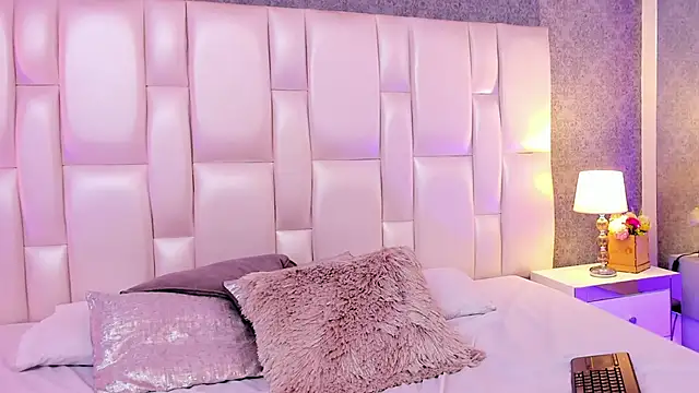 Snapshot of ArianaaGrace chatting on 03/10/25, 06:01 ArianaaGrace online show from 03/10/25, 06:01