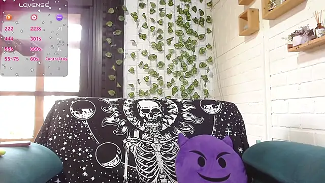 Snapshot of LiraSonnett chatting on 09/16/25, 09:27 LiraSonnett online show from 09/16/25, 09:27