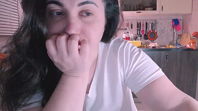 Snapshot of SoftLia chatting on 12/19/24, 07:07 SoftLia online show from 12/19/24, 07:07
