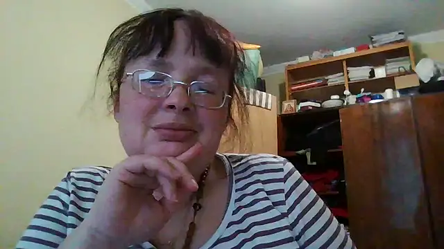 Snapshot of Queen-Elizabeth-25 chatting on 03/04/25, 03:48 Queen-Elizabeth-25 online show from 03/04/25, 03:48