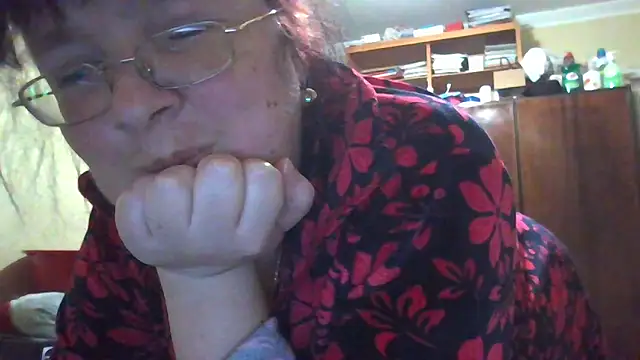 Snapshot of Queen-Elizabeth-25 chatting on 03/05/25, 07:38 Queen-Elizabeth-25 online show from 03/05/25, 07:38