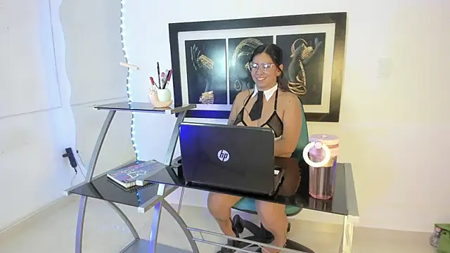 Snapshot of emilyy_cooperr chatting on 09/11/25, 12:27 emilyy cooperr online show from 09/11/25, 12:27
