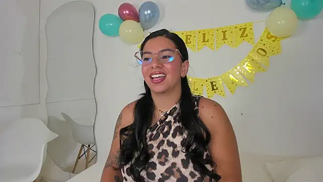 Snapshot of emilyy_cooperr chatting on 12/19/25, 12:12 emilyy cooperr online show from 12/19/25, 12:12