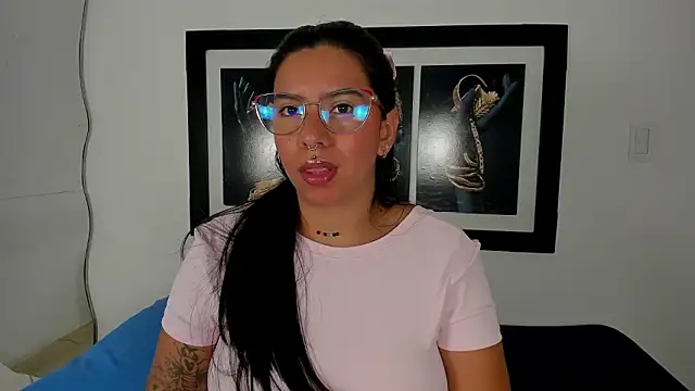 Snapshot of emilyy_cooperr chatting on 01/17/26, 12:10 emilyy cooperr online show from 01/17/26, 12:10
