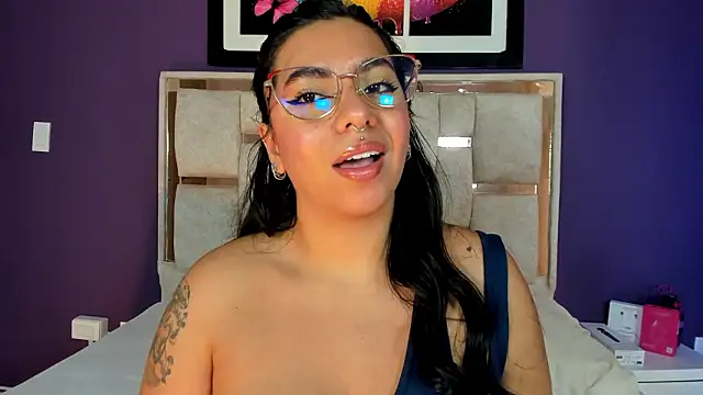 Snapshot of emilyy_cooperr chatting on 02/10/26, 12:20 emilyy cooperr online show from 02/10/26, 12:20