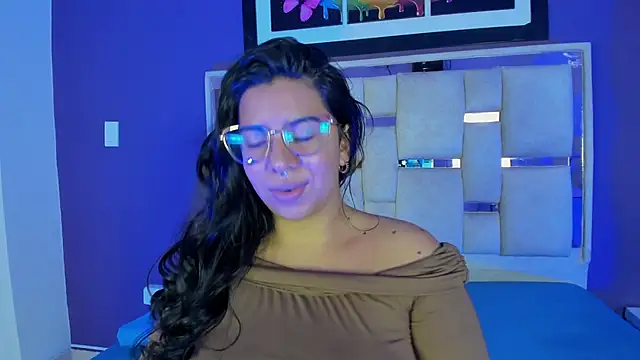 Snapshot of emilyy_cooperr chatting on 02/24/26, 12:14 emilyy cooperr online show from 02/24/26, 12:14