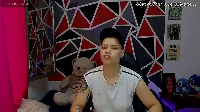 Snapshot of demimoore222 chatting on 11/28/25, 02:42 demimoore222 online show from 11/28/25, 02:42