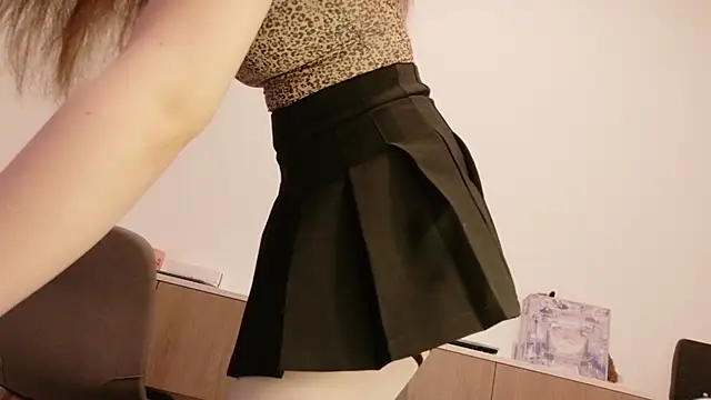 Snapshot of BeeBlossom chatting on 12/14/25, 02:44 BeeBlossom online show from 12/14/25, 02:44