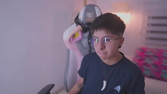 Snapshot of tommy_blue chatting on 09/16/25, 01:17 tommy blue online show from 09/16/25, 01:17