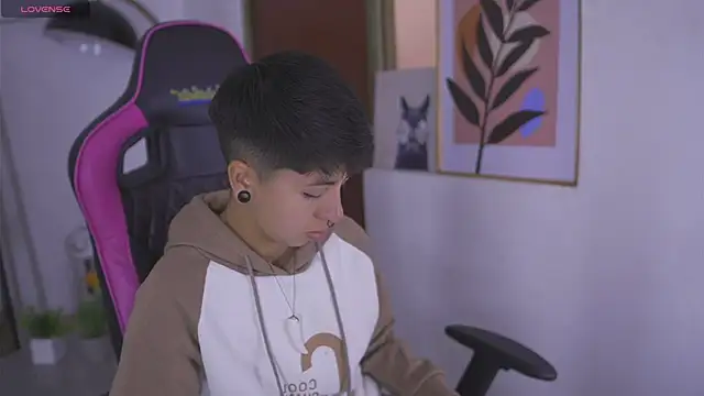 Snapshot of tommy_blue chatting on 09/22/25, 01:02 tommy blue online show from 09/22/25, 01:02