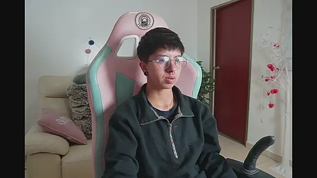 Snapshot of tommy_blue chatting on 10/01/25, 03:29 tommy blue online show from 10/01/25, 03:29