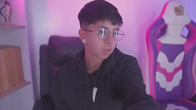 Snapshot of tommy_blue chatting on 10/10/25, 08:30 tommy blue online show from 10/10/25, 08:30