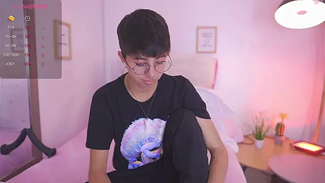 Snapshot of tommy_blue chatting on 10/27/25, 01:37 tommy blue online show from 10/27/25, 01:37