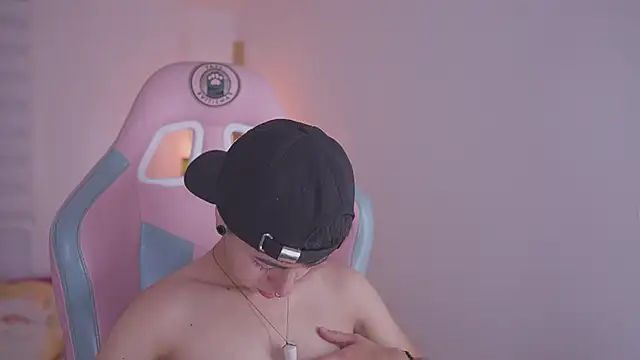 Snapshot of tommy_blue chatting on 11/24/25, 12:27 tommy blue online show from 11/24/25, 12:27