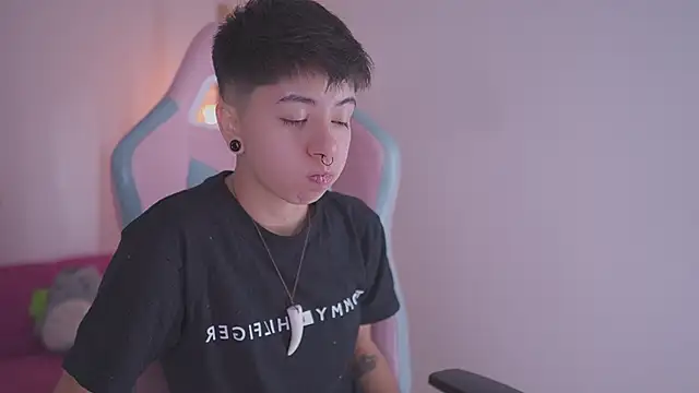 Snapshot of tommy_blue chatting on 11/25/25, 12:49 tommy blue online show from 11/25/25, 12:49