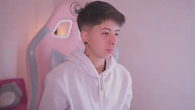 Snapshot of tommy_blue chatting on 11/26/25, 12:17 tommy blue online show from 11/26/25, 12:17