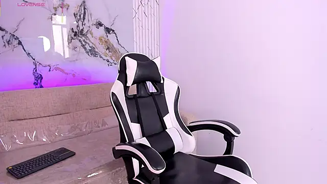 Snapshot of LexiAndDeker chatting on 10/02/25, 05:20 LexiAndDeker online show from 10/02/25, 05:20