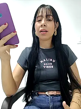 Snapshot of Candy-Body chatting on 03/15/25, 08:21 Candy-Body online show from 03/15/25, 08:21