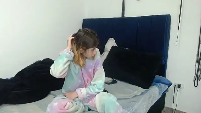 Snapshot of KratosAfroditacs chatting on 10/21/25, 12:44 KratosAfroditacs online show from 10/21/25, 12:44