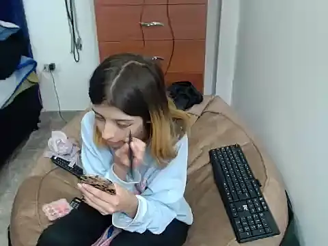 Snapshot of KratosAfroditacs chatting on 11/07/25, 02:33 KratosAfroditacs online show from 11/07/25, 02:33