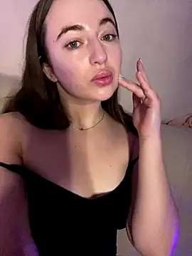 Snapshot of AlisaQSky chatting on 11/11/25, 04:45 AlisaQSky online show from 11/11/25, 04:45