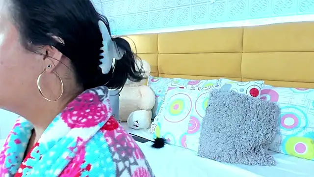 LeilaHiuston online show from 12/14/25, 08:41