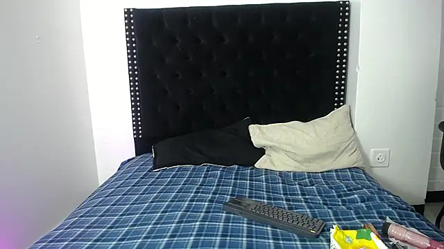 Snapshot of Ayliinn_ chatting on 03/14/25, 03:37 Ayliinn online show from 03/14/25, 03:37