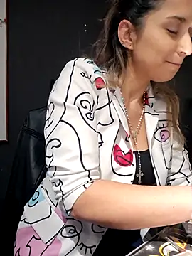 Isabella Varella online show from 10/22/25, 12:38